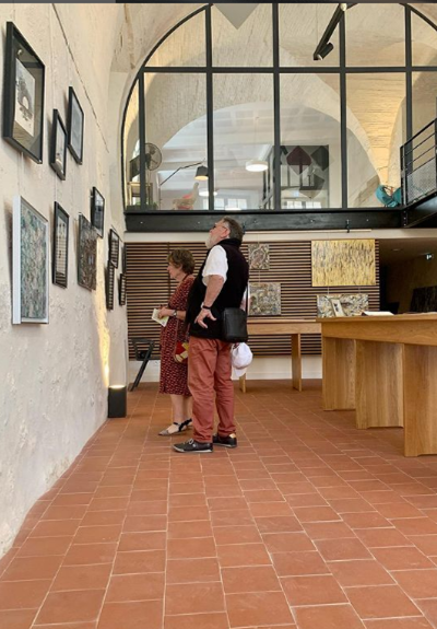 Deux visiteurs observant un mur d'exposition.